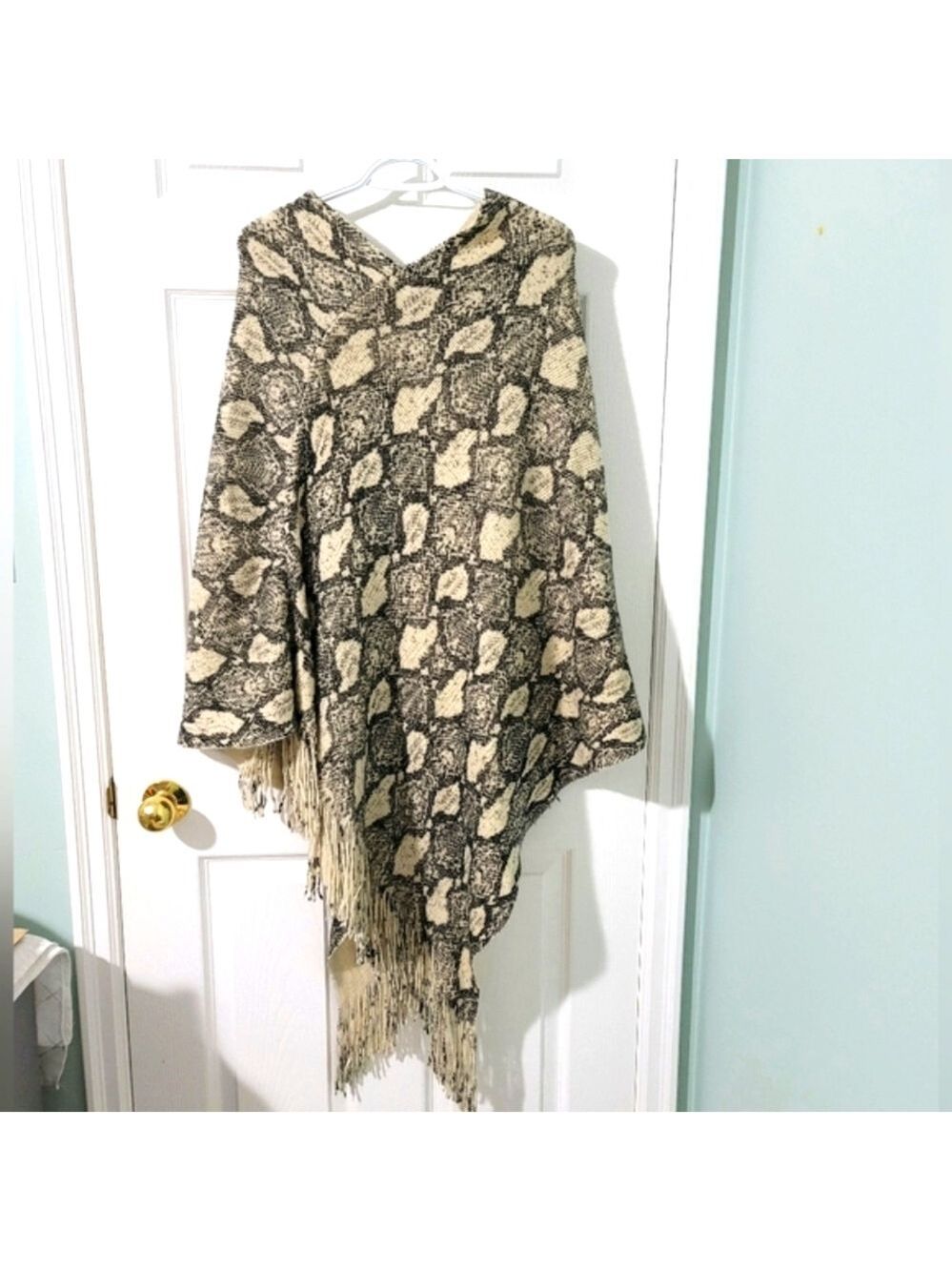 Do Everything In Love Women's Snakeskin Print Fringe Poncho One Size